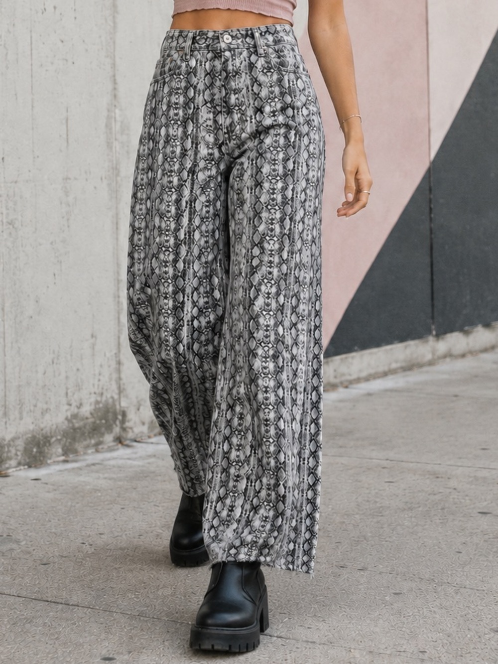 NWT Miou Muse Snakeskin Wide Leg Raw Hem Jeans Gray Size L